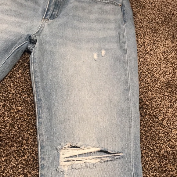 Sneak Peek Boyfriend Jeans Light Wash - Picture 4 of 10